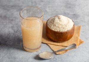 Psilijum ljuspice se pomešaju sa 240 ml vode ili voćnog soka