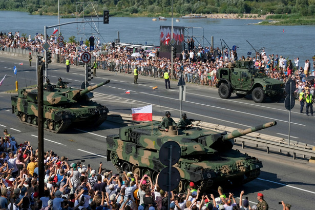 Czołgi Leopard 2 wystawione podczas defilady z okazji Święta Wojska Polskiego, 15 sierpnia 2023 r.