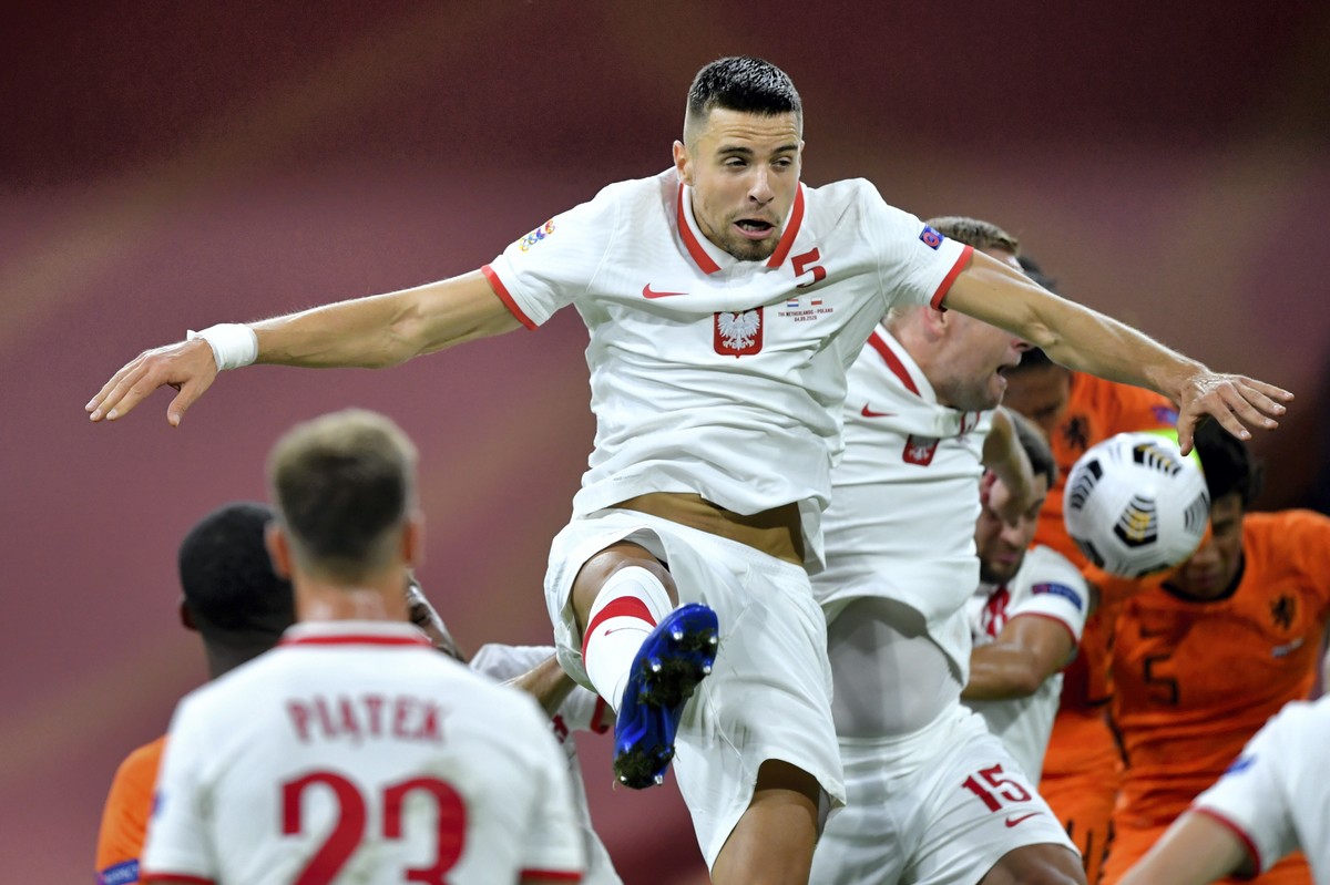 Obrońca reprezentacji Polski Jan Bednarek (C) podczas meczu 2. edycji piłkarskiej Ligi Narodów z Niderlandami, na stadionie "Johan Cruijff ArenA"