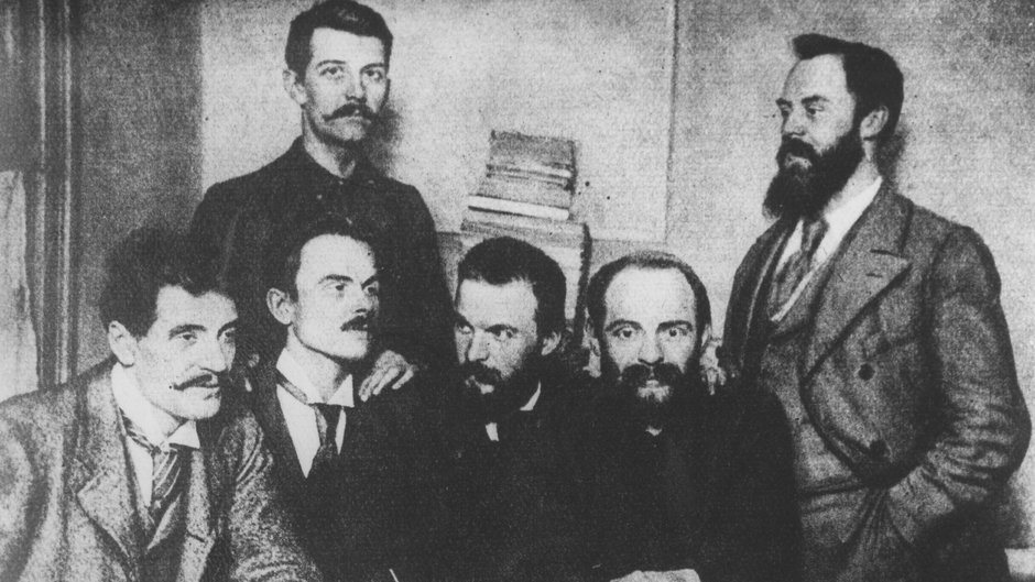 Przywódcy Polskiej Partii Socjalistycznej w Londynie. Siedzą od lewej: Ignacy Mościcki, Jędrzejewicz, Józef Piłsudski, Aleksander Dębski; stoją Bolesław Miklaszewski i Witold Jodko-Narkiewicz. Londyn 1896