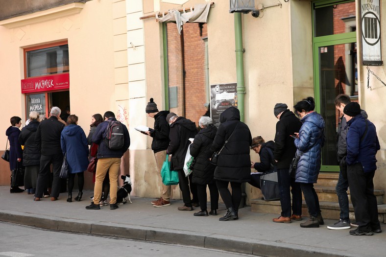 Tłusty czwartek w Krakowie. Kolejka przed cukiernią "Michałek"