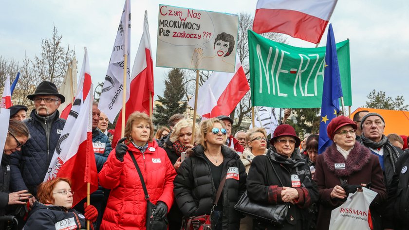 Demonstracje KOD w całej Polsce.  Obywatele mówią "dość"!