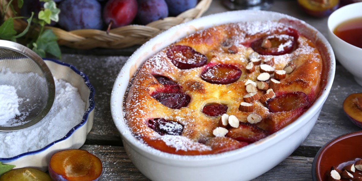 Clafoutis ze śliwkami to znakomita alternatywa dla śliwek pod kruszonką.