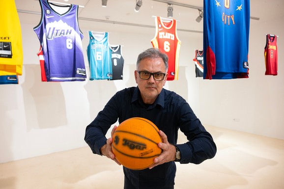 "Danas je taj dan kad niko nije poneo loptu": Izložba inspirisana pesmom Ajs Nigrutina