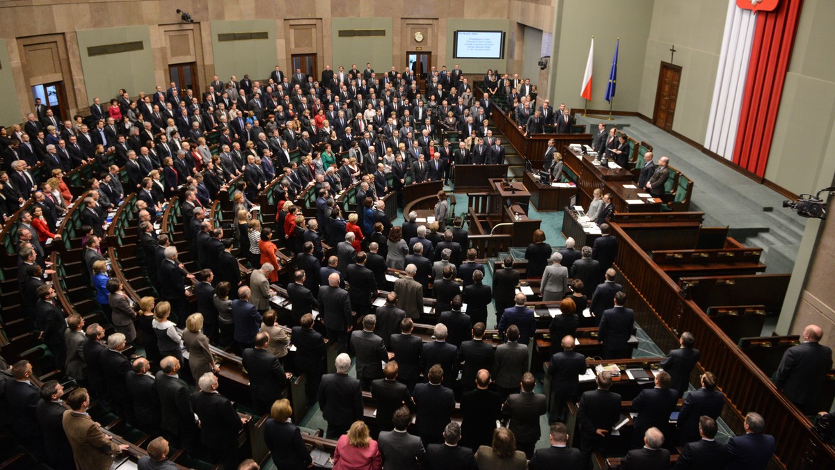 Minister edukacji może zlecić opracowanie i wydanie podręcznika szkolnego - taki zapis znalazł się w nowelizacji ustawy o oświacie, którą przyjął Sejm. Nowe przepisy otwierają drogę MEN do przygotowania bezpłatnych podręczników dla najmłodszych uczniów.