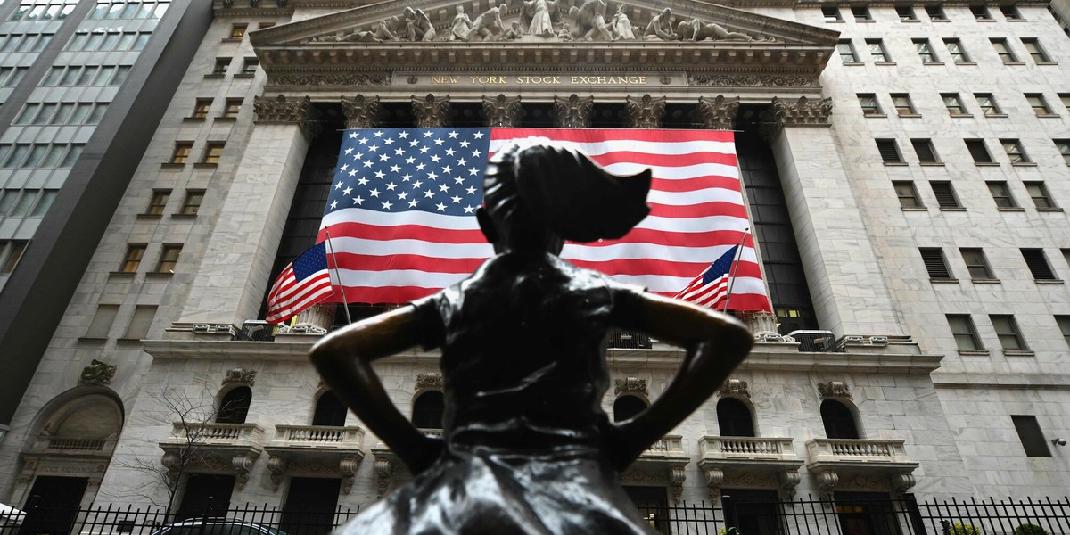 Pomnik "The Fearless Girl" przed wejściem do budynku giełdy nowojorskiej przy Wall Street