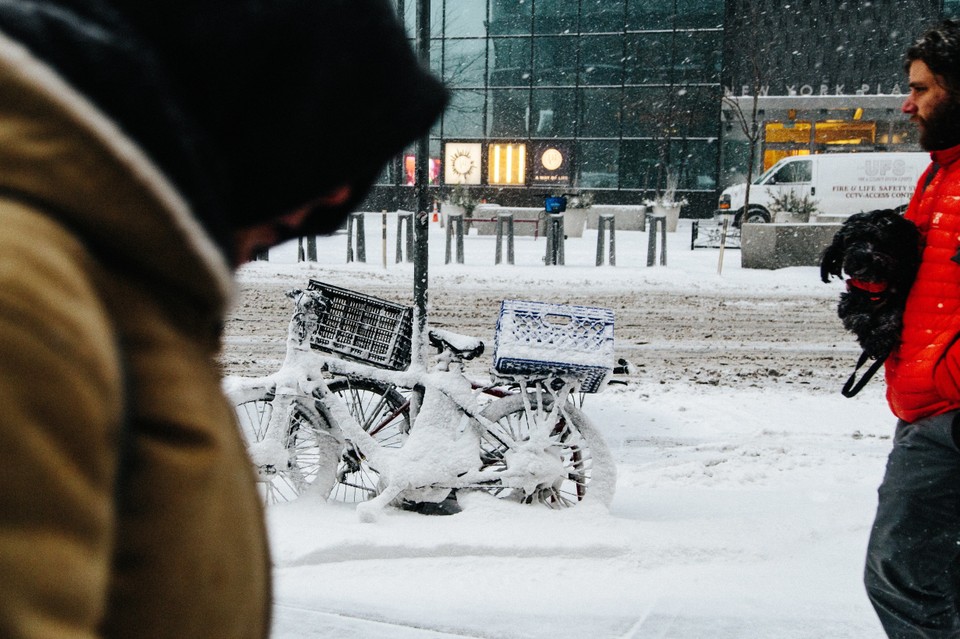 epa06416673 - USA WEATHER WINTER STORM (Winter storm in New York)