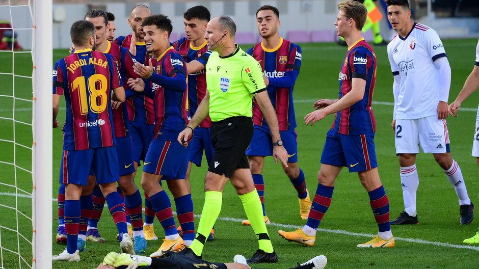 PIłkarze FC Barcelona cieszą się po strzeleniu pierwszego gola w meczu z Osasuną