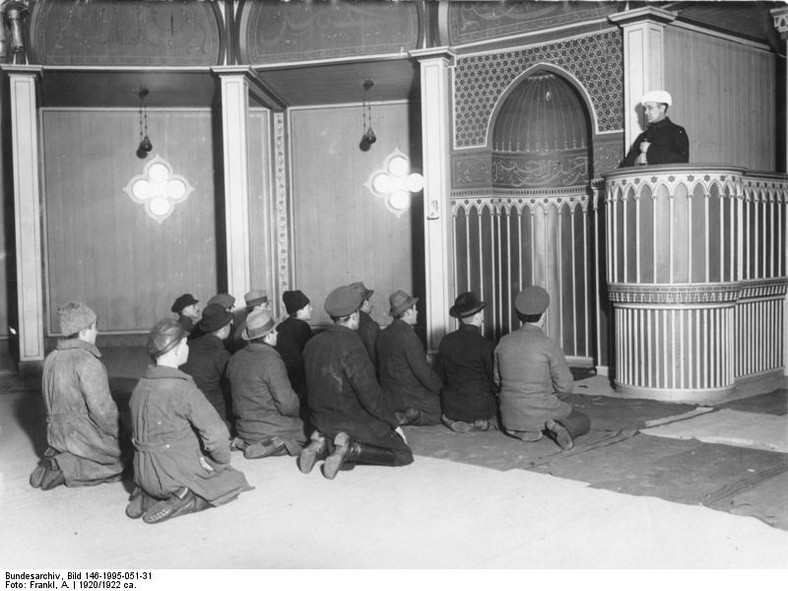 Muzułmanie służący w armii radzieckiej, którzy uciekli do Prus z frontu wojny polsko-rosyjskiej w 1920 r., w meczecie w Obozie Półksiężyca