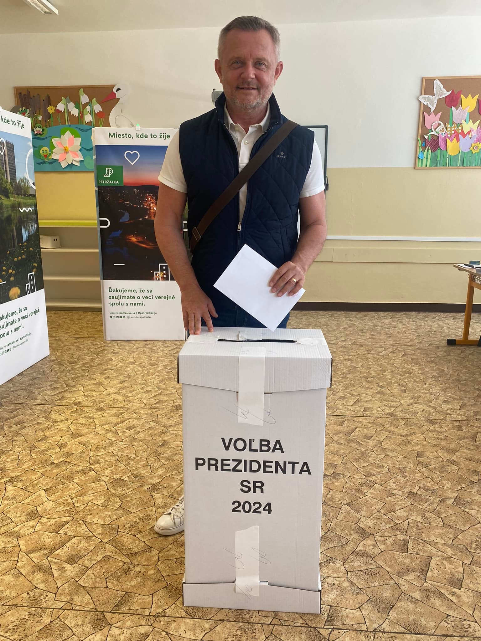 Vilo Rozboril vo volebnej miestnosti.