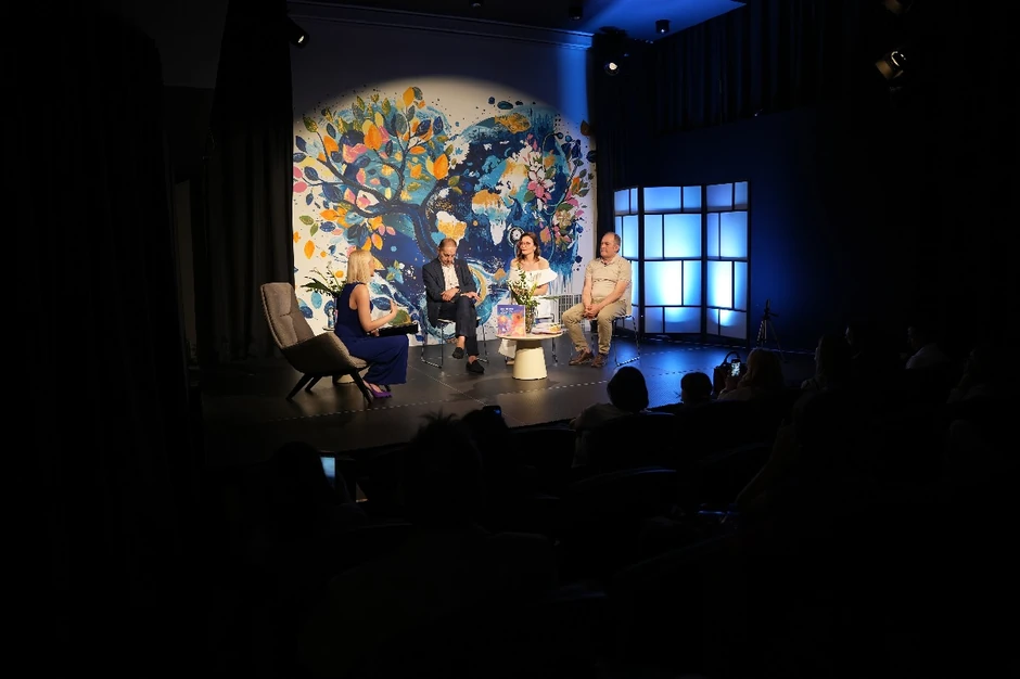 Panelisti: Jelena Urem, pedagog i autorka knjige „Kad ti san pokuca na vrata”, Miloš Janković, predsednik Udruženja književnika Srbije, i Milutin Đuričković, profesor, pisac i osnivač Instituta za dečju književnost