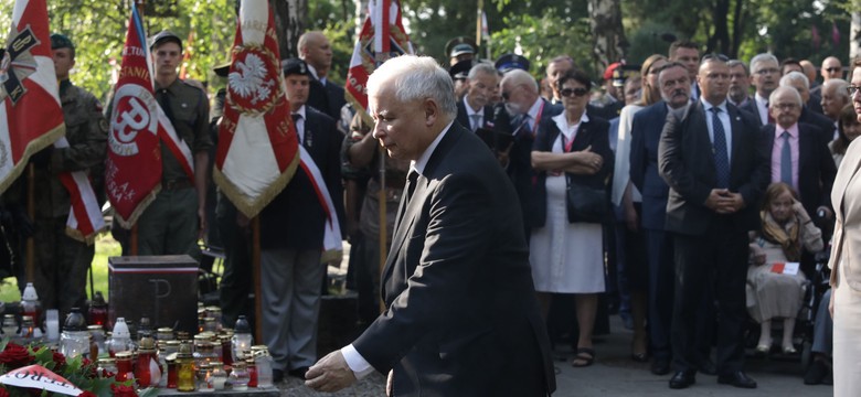 Prezydent, premier, prezes PiS i tłum warszawiaków w godzinę "W" na Powązkach