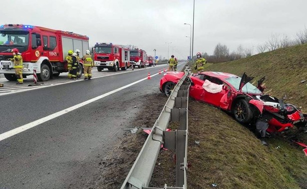 Ferrari 488 Pista rozbite na obwodnicy Wyrzyska w ciągu drogi ekspresowej S10