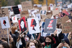 28.10.2020 Warszawa . Protest  Idziemy na Spacer  - spod siedziby skrajnie konserwatywnej prawicowej organizacji Ordo Iuris (na ul. Zielnej 39) . Siodmy dzien w Polsce trwaja masowe protesty i demonstracje po orzeczeniu TK - legalna aborcja w przypadku ciezkich i nieodwracalnych wad plodu jest niezgodna z konstytucja ( trybunal Julii Przylebskiej jest calkowicie kontrolowany przez szefa patii rzadzacej Jaroslawa Kaczynskiego ) 