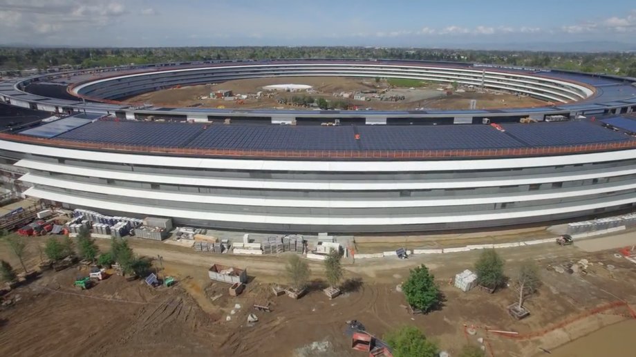 Główny budynek Apple Park w całej swojej okazałości