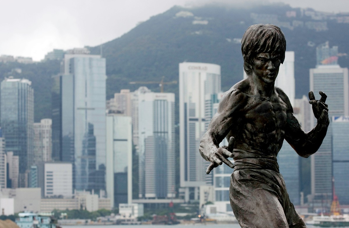 Najszybciej liczba milionerów rośnie w Azji. Na zdjęciu: Hongkong z pomnikiem Bruce'a Lee na pierwszym planie.