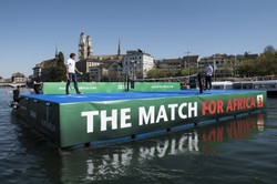 Roger Federer i Andy Murray zagrali w tenisa na... wodzie [FOTO]