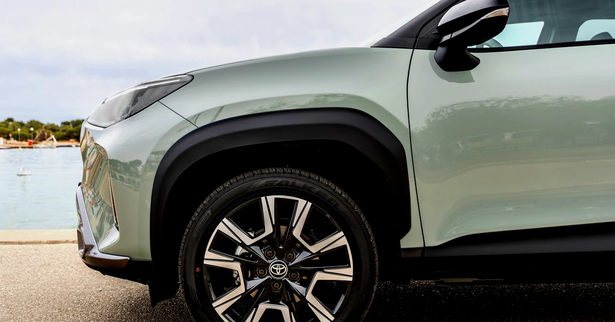 Ma silnik 1.5 i spala 2,73 l na 100 km. Nowa Toyota znika w ciemno. Ile kosztuje?