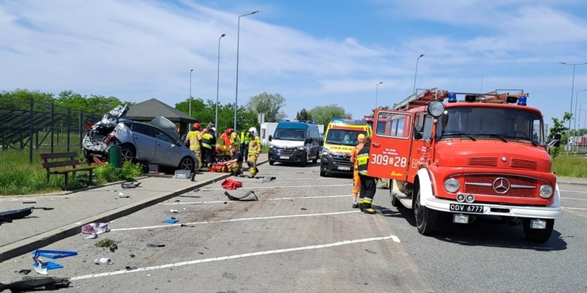 Opole. Wypadek na A4. Tir staranował osobówkę, a samochód wjechał w kobietę.