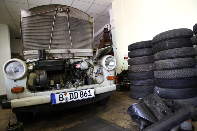 'Trabant 601 cechował się większą mocą silnika w odniesieniu do swoich poprzedników i wykorzystaniem duroplastu także jako poszycia dachu, maski i klapy bagażnika. Poczynione zostały także liczne zabiegi oszczędnościowe w porównaniu z trabantem 600' - wyjaśnił Brzeziński.