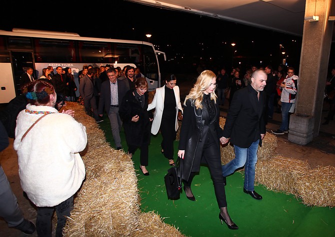 Aleksandra i Nikola Kojo sa glumačkom ekipom filma "Stado" sinoć u Sava centru