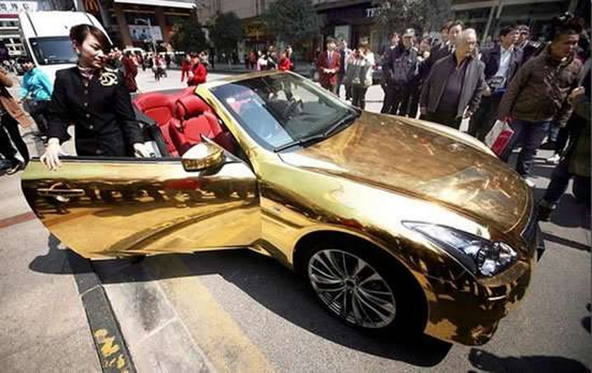 złoty samochód, infinity, chiny