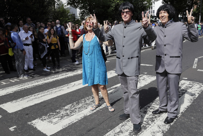 Tłumy na Abbey Road w Londynie. Mija 50 lat od słynnej sesji zdjęciowej The  Beatles - Muzyka