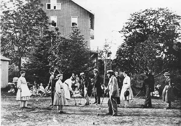 Oneidianie grający w krykieta. Widoczne spodnie, które pod sukniami nosiło tam wiele kobiet / Syracuse University Library