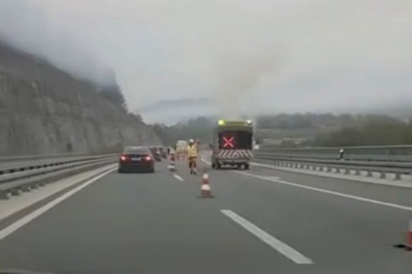 (VIDEO)POŽAR NA AUTO-PUTU "MILOŠ VELIKI" Prikolica puna rube buknula, VOZAČI OPREZ: Gust dim prekriva put, saobraćaj otežan