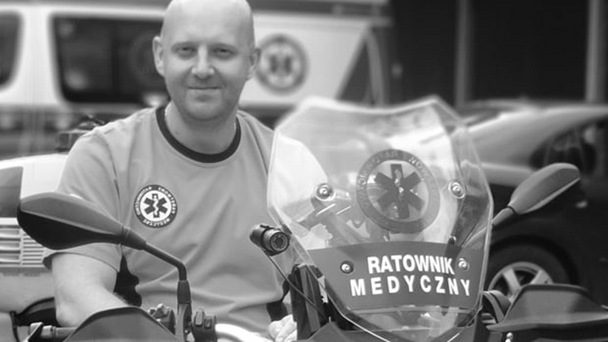 33-letni ratownik z Motocyklowego Zespołu Ratownictwa Medycznego w Bydgoszczy zginął w drodze do potrzebującego. Mieszkańcy miasta pożegnali mężczyznę, uruchomili też internetową zbiórkę pieniędzy na pomoc dla jego rodziny.