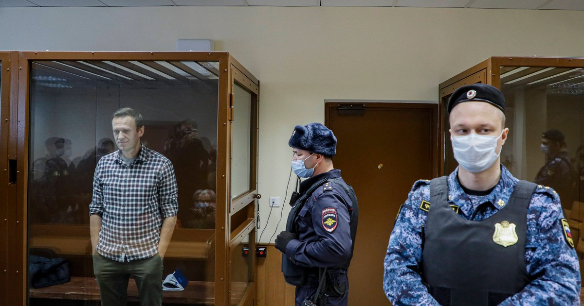 Tajemnica śmierci Nawalnego. Do drzwi puka „gość” z Moskwy. Kamery przestają działać