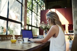 Copywriterzy się cenią, ale nie tylko oni. O ile wzrosły stawki freelancerów w 2023 roku?