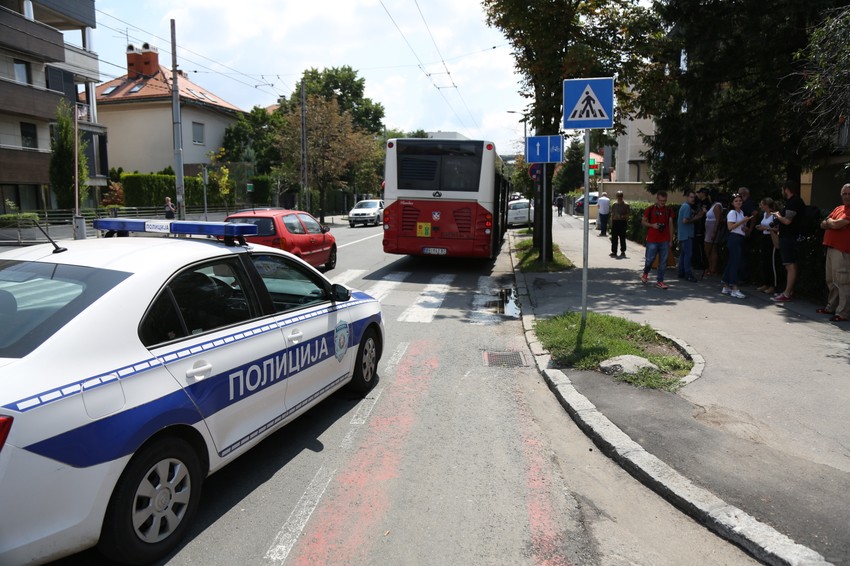 Saobraćaj u Ulici neznanog junaka nije bio obustavljen, a policija je obavila uviđaj