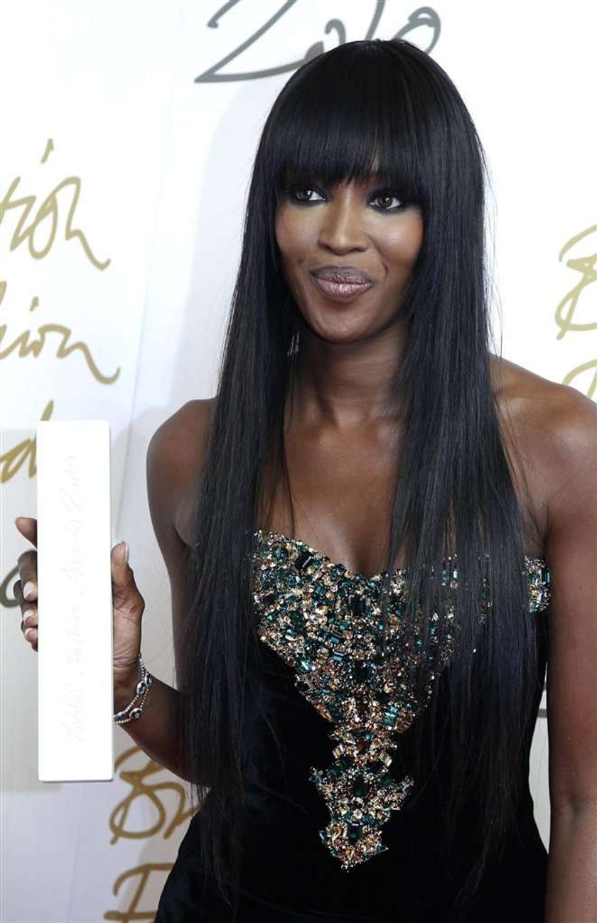 Naomi Campbell kopci w ukryciu