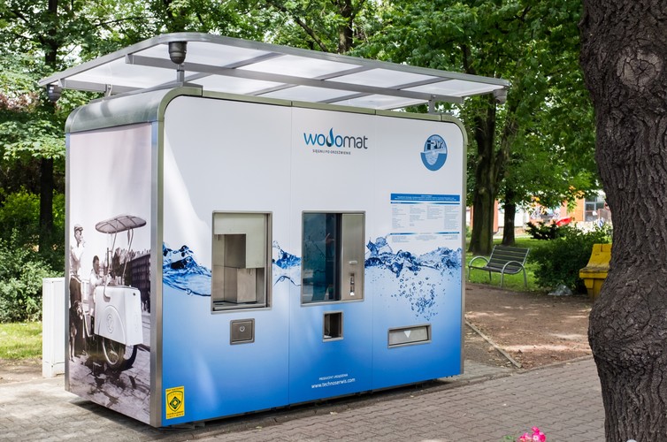 Z czasem szklanki wielorazowego użytku  zostały zastąpione plastikowymi kubeczkami. Saturatory ostatecznie zniknęły z polskich miast w latach 90-tych. I nie było ich na polskich ulicach aż do 22 czerwca 2015 r. Właśnie tego dnia Przedsiębiorstwo Wodociągów i Kanalizacji uruchomiło w Rybniku całodobowy wodomat, czyli automat do sprzedaży wody.<br><br>fot. (dw) PAP/Andrzej Grygiel