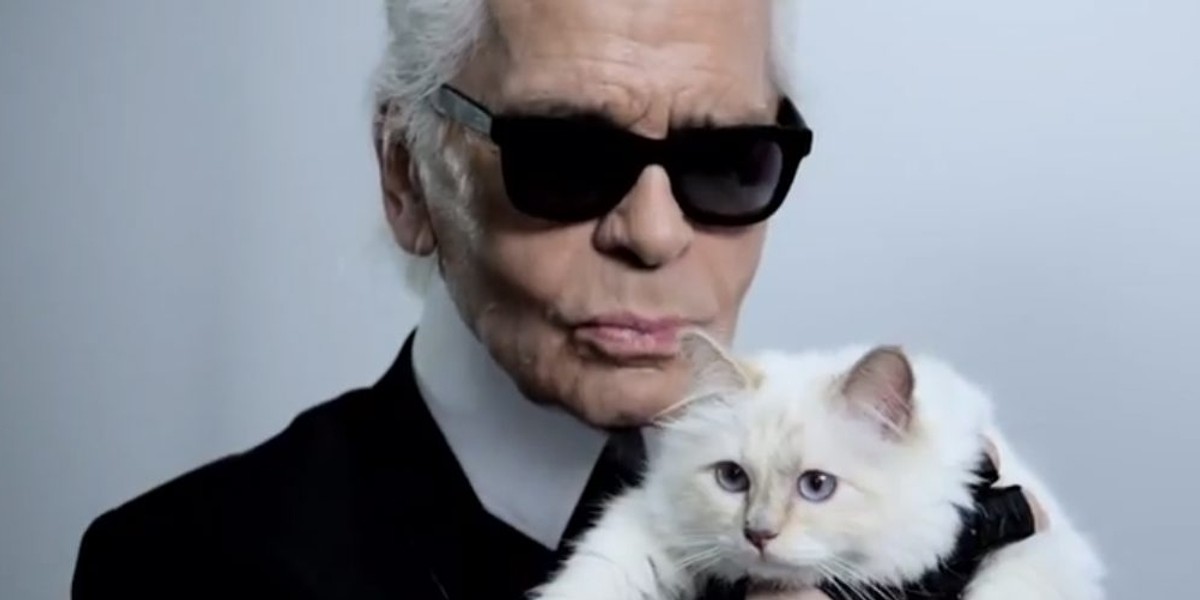 Karl Lagerfeld i kot Choupette