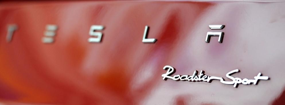 Logo Tesli na wersji Model X, prezentowanej w salonie Tesla Motors w San Jose w Kalifornii. Tesla Motors planuje sprzedaż Modelu X, sportowego samochodu zasilanego energią elektryczną, już w 2013 roku.