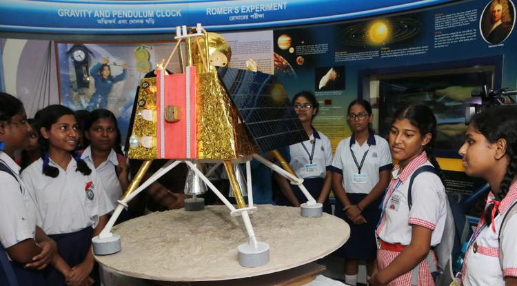 A Chandrayaan-3 küldetésben használt landolóegység, a Vikram modelljét tekintik meg iskolások augusztus 23-án, a landolás napján