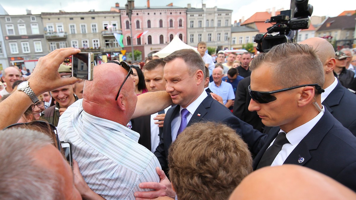 - Przyjęcie przez pana Aleksandra Dudę zaproszenia na wizytę w Kępnie to dla nas olbrzymie wyróżnienie - mówił podczas wczorajszej wizyty Andrzeja Dudy burmistrz gminy Kępno Piotr Psikus. Prezydent skwitował sytuację uśmiechem, a zdarzenie zostało uwiecznione na materiale wideo.