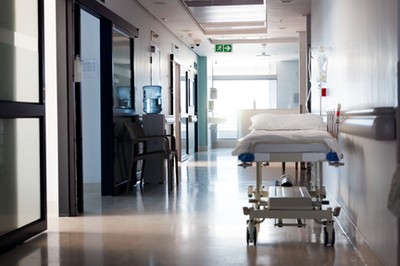 Alarm w polskich szpitalach: 30% placówek może zniknąć. Pacjenci planowi są masowo odsyłani