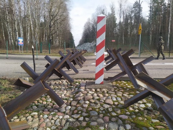 Polska fortyfikuje granicę z Rosją i Białorusią. Przeciwczołgowe jeże na drodze