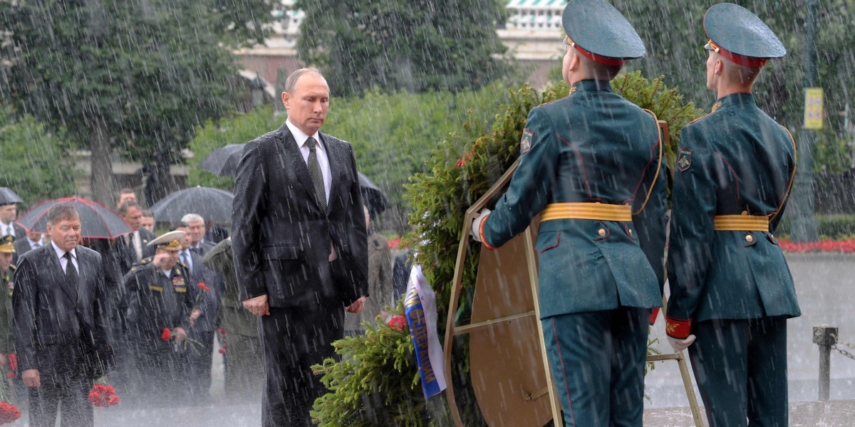 Władimir Putin nie chciał parasola podczas ceremonii upamiętniania ofiar II wojny światowej