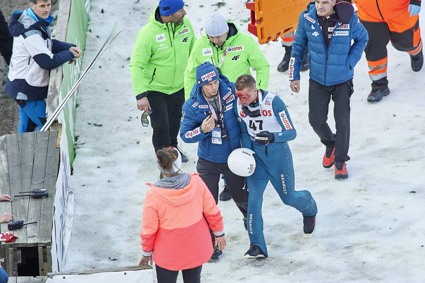 Chwilę później Piotr chciał znowu jechać na górę skoczni i ruszać z belki.