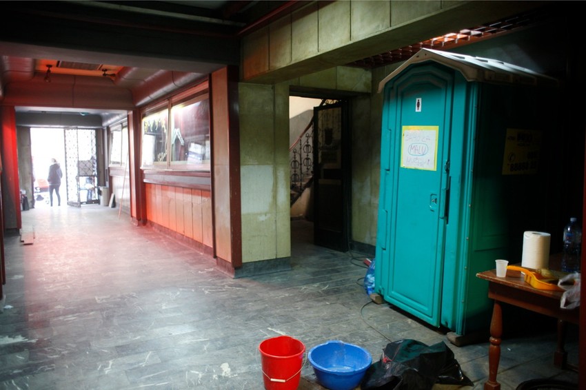 "Okupatori" spremni da ostanu u "Zvezdi" Mladi aktivisti koji su „zaposeli“ bioskop rekli su nam da neče odustati od svojih planova i da će se boriti da kultura u Beogradu ne utihne. Vrlo su raspoloženi za razgovore i dogovore sa svima i smatraju da se lepim sve može postići.