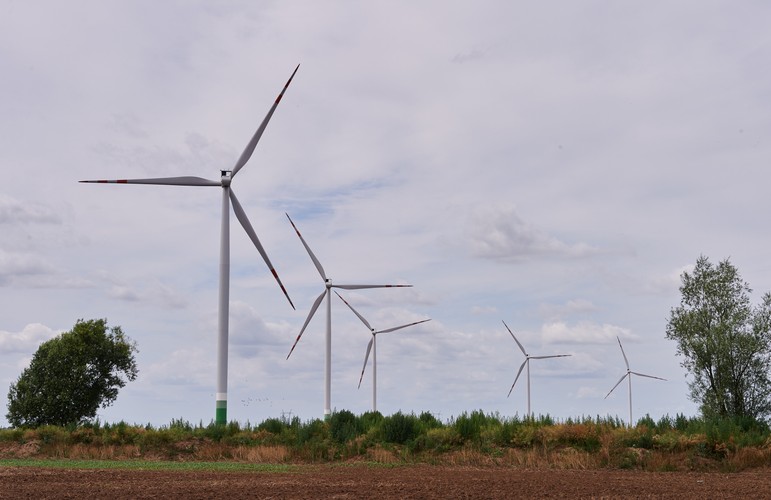 Farma Wiatrowa Nowotna jest przykładem, że nowoczesne obiekty mogą być budowane z zastosowaniem technologii polskich firm - ich udział w ogólnej wartości inwestycji wyniósł ok. 35%, zaznaczono w informacji.