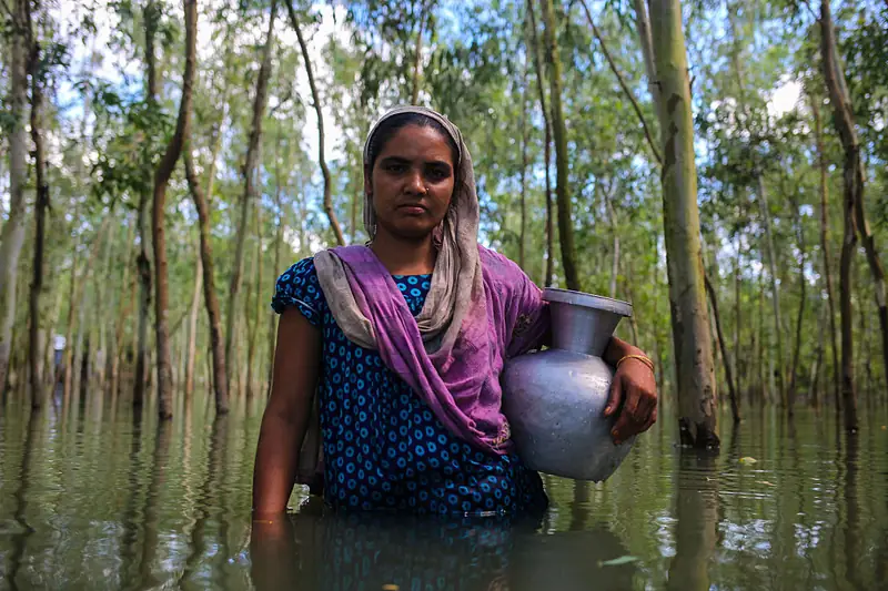 Katastrofa klimatyczna. Jamalpur to północny dystrykt Bangladeszu otoczony rzekami Jamuną i Brahmaputrą. Na skutek ocieplenia klimatu topią się śniegi Himalajów, a woda spływa w kierunku Bangladeszu przez Jamalpur. Poziom wody przekroczył o 118cm linię zagrożenia. W tej chwili 400 tys. ludzi musiało zostać wysiedlonych i nie zapewniono im nowego domu. Fot. Anik Rahman/NurPhoto via Getty Images