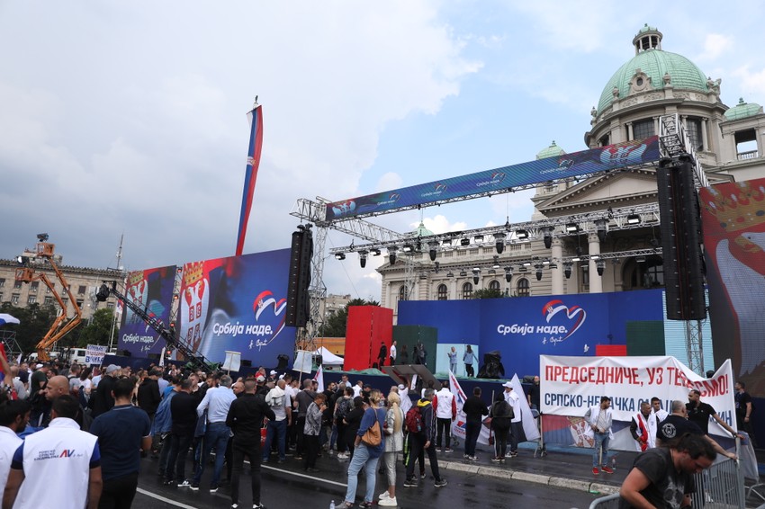 Simpatizeri SNS ispred Skupštine oko 15.45 sati