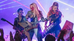 Kultowa kreskówka z lat 80. wkracza na ekrany. Zobacz Jem i jej hologramy