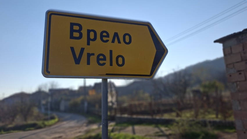 Autobusko stajalište na ulazu u selo Vrelo