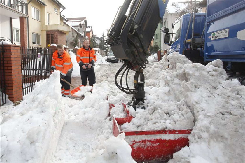 Z chodników i poboczy w tej dzielnicy wywieziono blisko 60 ciężarówek śniegu! Inni stołeczni urzędnicy powinni wziąć przykład!